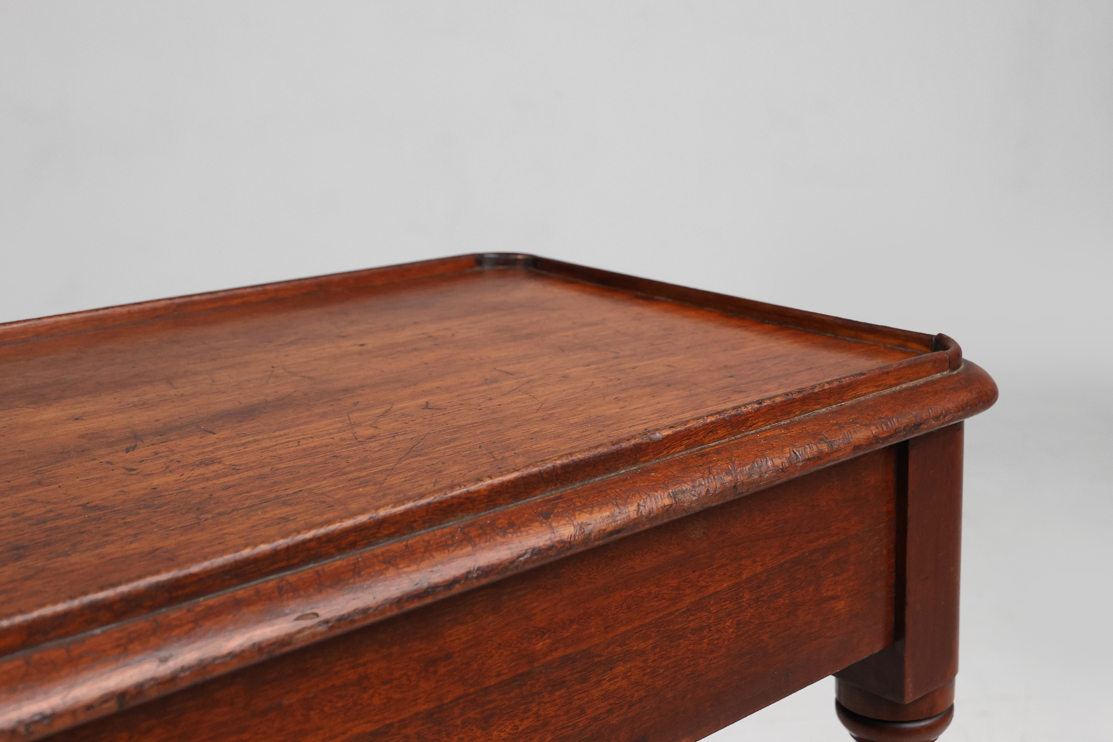 Elegant Mid 19th century English side table in full woodthumbnail